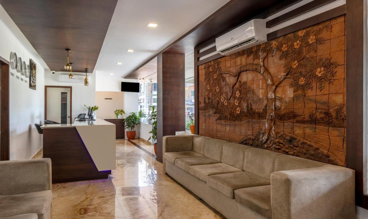 Отель Treebo Trend Airport Avenue Plaza Cochin Airport Коччи Экстерьер фото