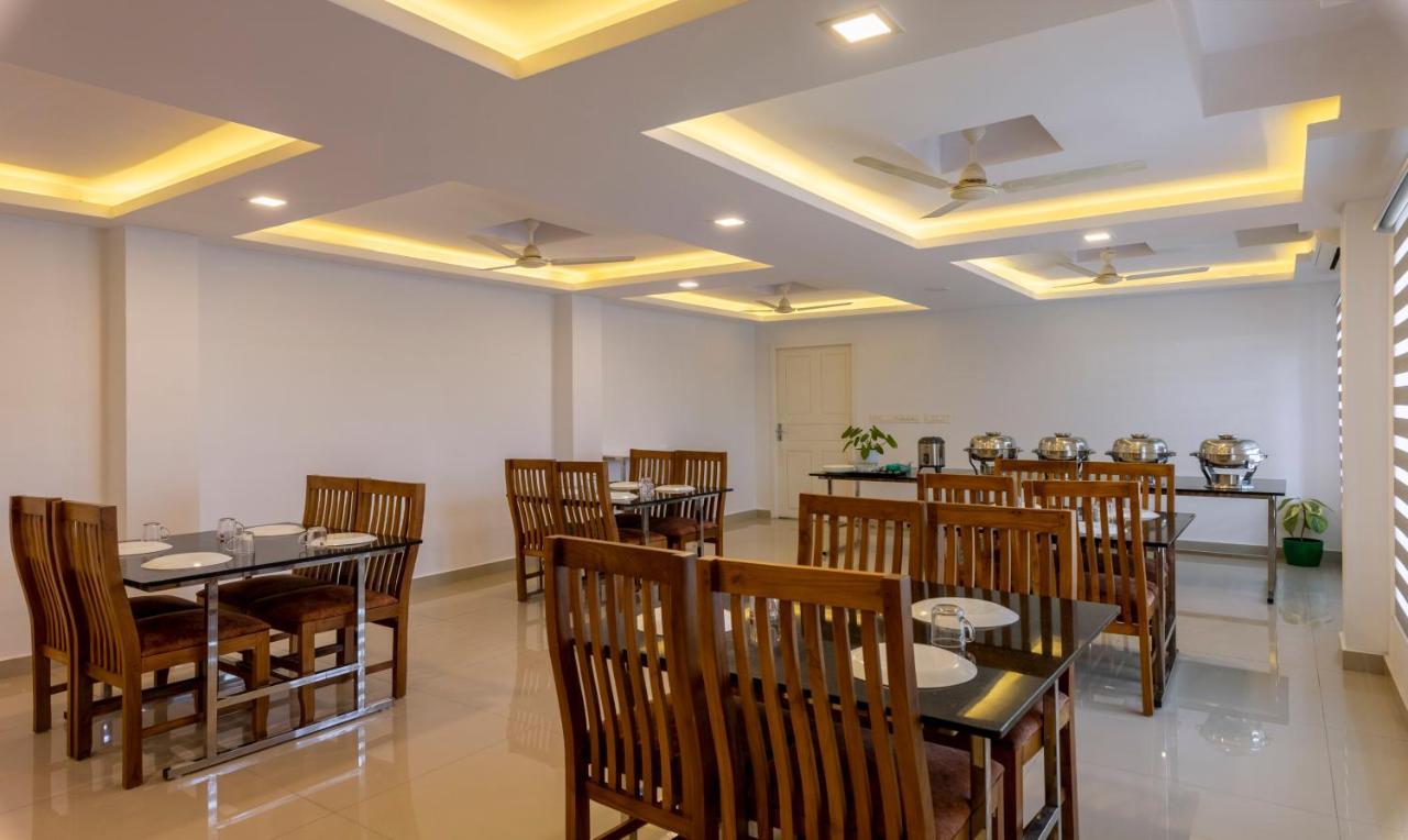 Отель Treebo Trend Airport Avenue Plaza Cochin Airport Коччи Экстерьер фото